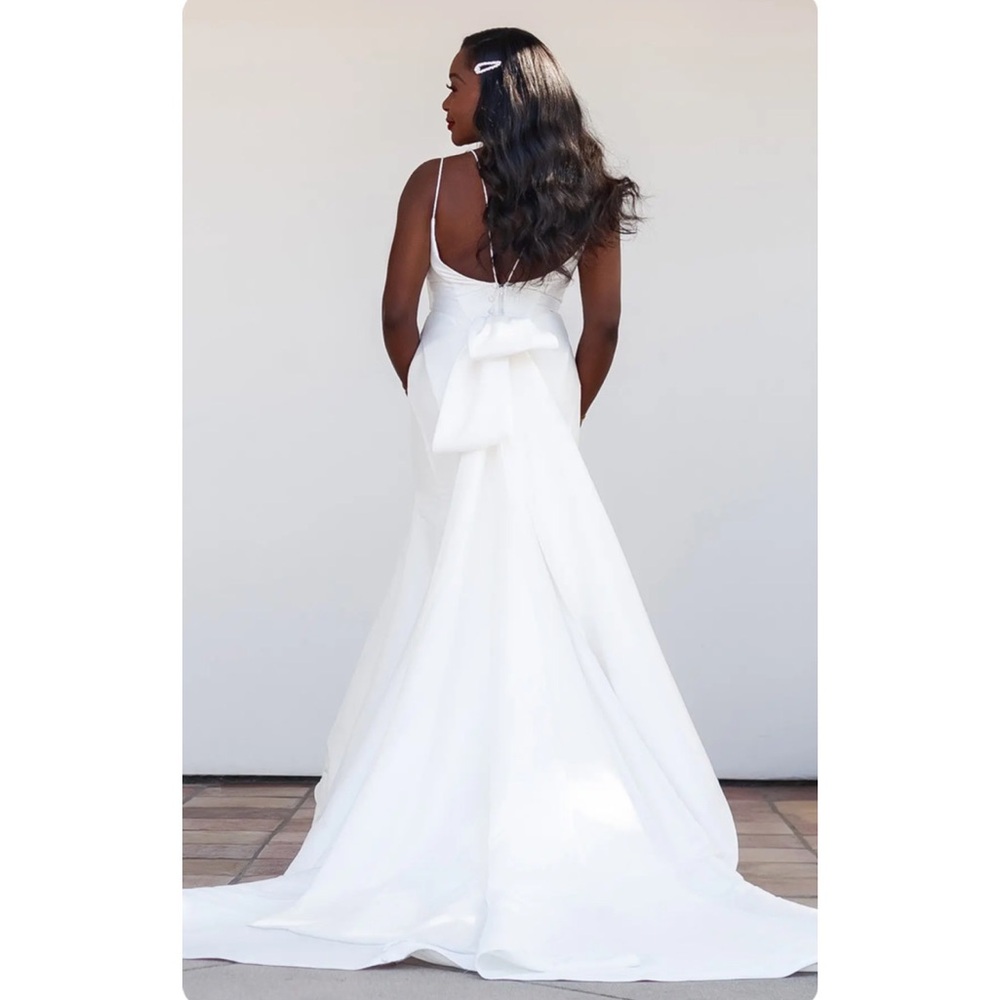 NWT Essense of Australia D3404 CLASSIC TRUMPET WEDDING DRESS WITH DETACHABLE BOW - Picture 4 of 8